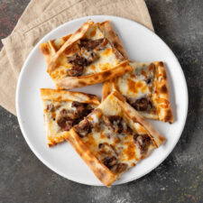 Kavurmalı Kaşar Peynirli Pide