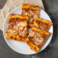 Kıymalı Kaşar Peynirli Pide