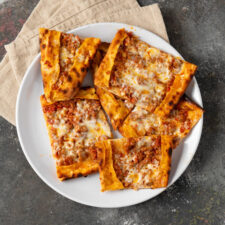 Kuşbaşılı Kaşar Peynirli Pide